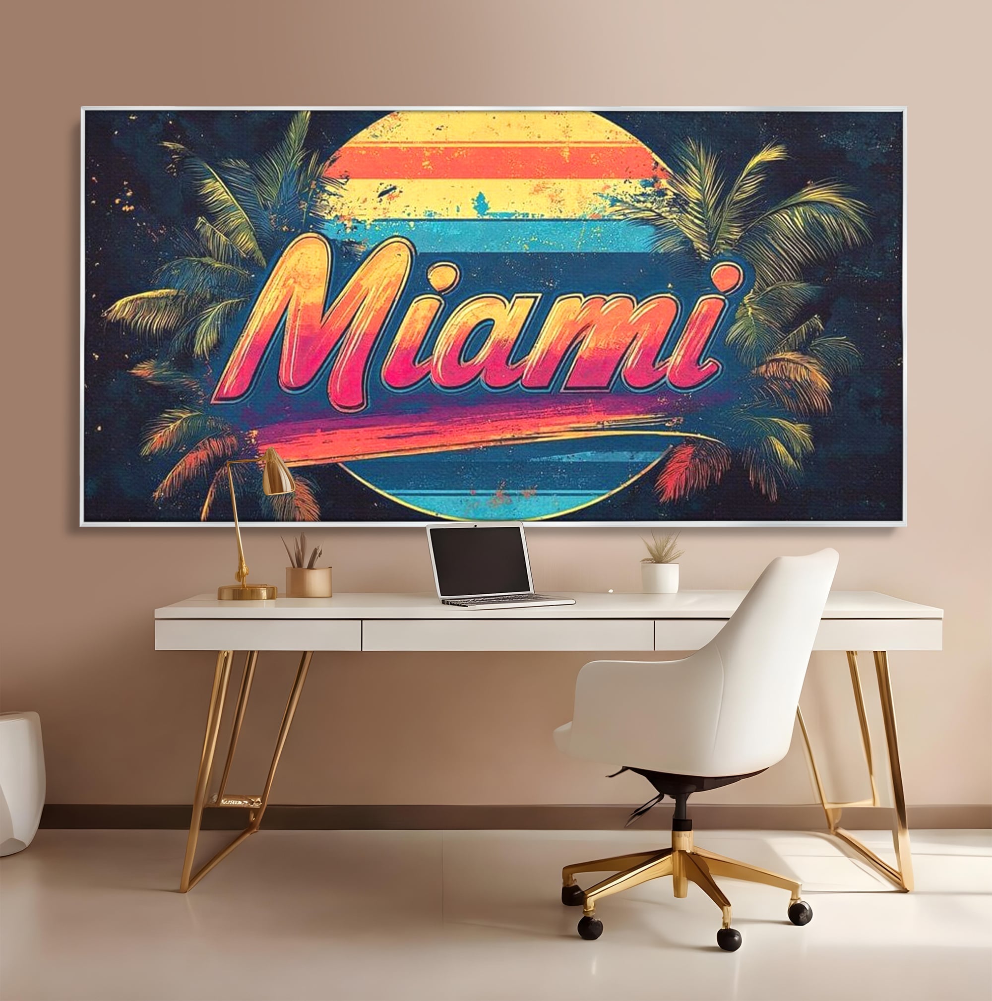 Tablou canvas cu ilustratie retro miami cu soare si palmieri, in rama de aluminiu argintiu, pe perete intr-un birou